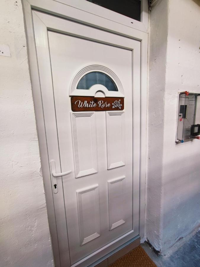 White Rose Studio Basement Apartment บูดาเปสต์ ภายนอก รูปภาพ